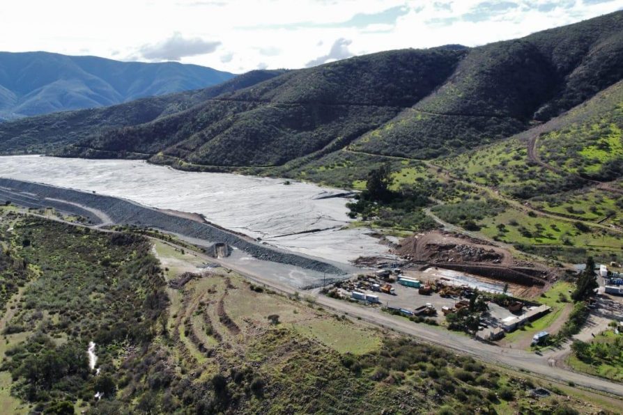 Dirección General de Aguas de Valparaíso realiza millonaria multa a Minera Las Cenizas por contaminación de río y quebrada en Cabildo